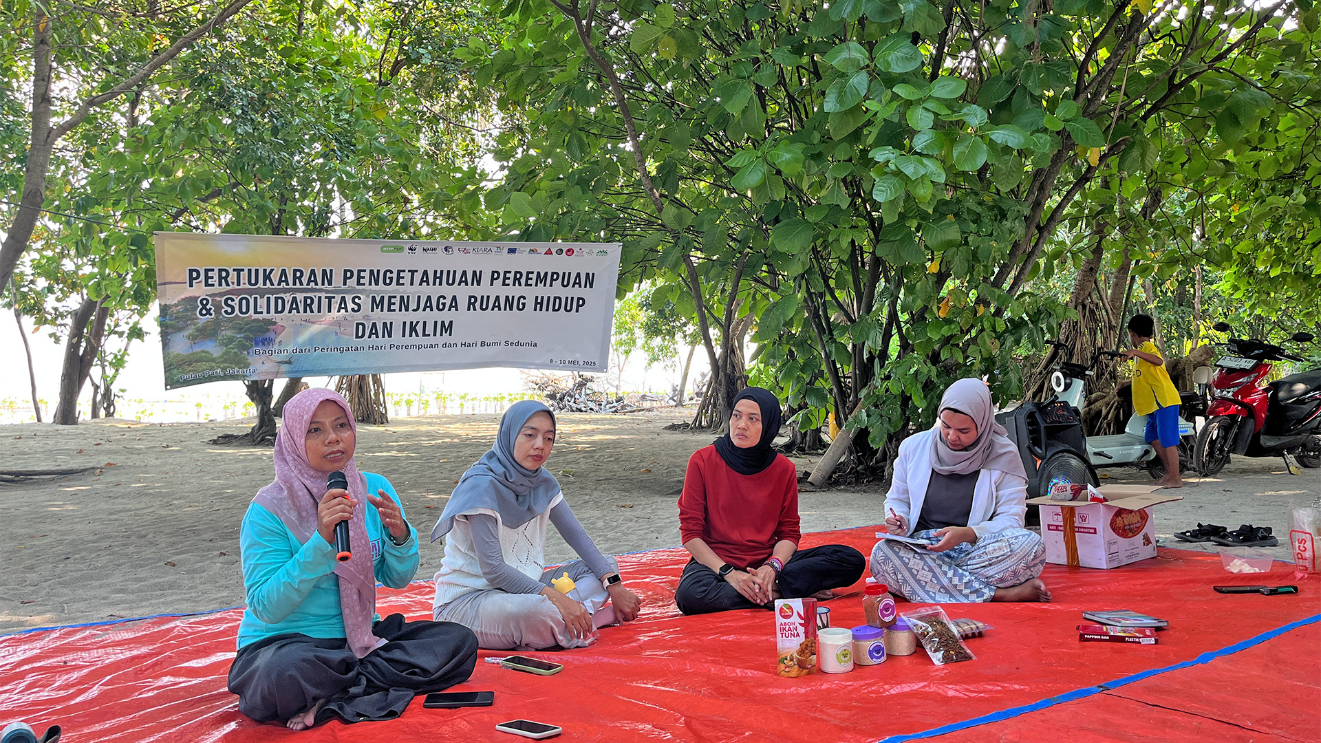 Aas (women on left) shared challenge faced by residents of Pari Island due to sand mining activities and reclamation projects has destroyed their livelihood