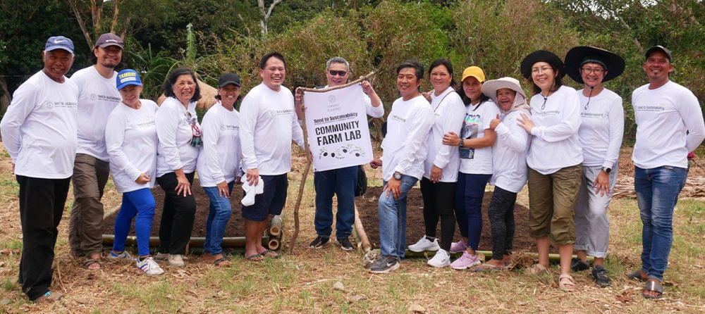 Group photo with Patricia, Pia, Mar and Yano of Mahalina Foundation, Seeding Futures: Seed to Sustainability participants, Henry Sison of AGRODIGITAL PH and other community partners from ENZOTech during the initial launch of the Mahalina Community Farm Lab